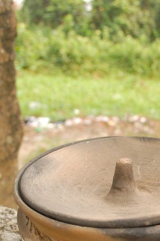 Ẹvwẹrẹ otete vẹ urhurho; an Urhobo indigenous bowl with cover